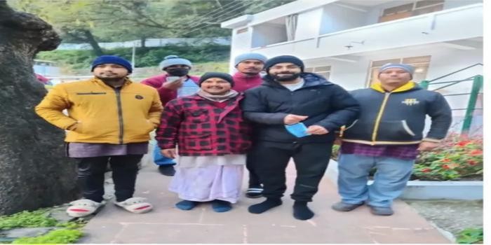 विराट कोहली पहुंचे कैंची धाम, सुबह की आरती में हुए शामिल, फैंस से बनाईं दूरी body image