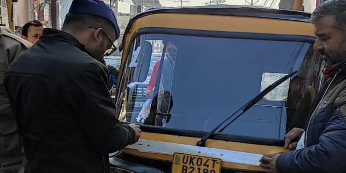 सर्दियों में घने कोहरे की वजह से  सडक हादसों पर लगाम लगाने के लिए रिफलेक्टर लगाने का कार्य शुरू body image