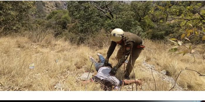 टैक्सी चालक खाई में गिरा,पूलिस ने बचाई जान body image