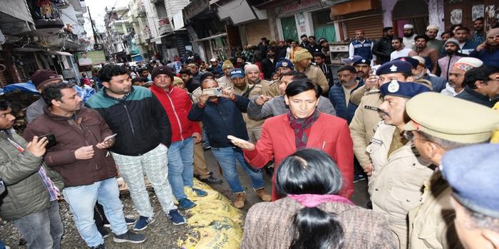 आयुक्त श्री दीपक रावत ने लाईन नम्बर-8 व 12 वनभूलपुरा में अवैध भवन निर्माण के ध्वस्तीकरण के  निर्देश body image