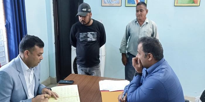 उपजिलाधिकारी ने चलाया छापेमारी अभियान, छापेमारी अभियान में 26 कर्मचारी नदारद मिले body image