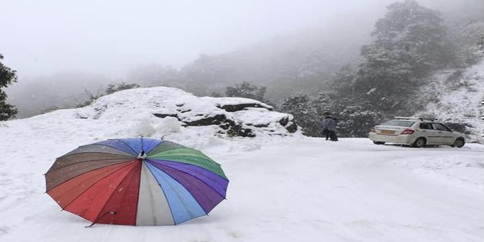 नैनीताल की ऊँचाई वाले स्थानों  में बर्फ़बारी body image