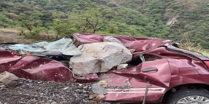 बारिश के कारण गाड़ी में मलवा और पत्थर गिरे,गाड़ी में सवार लोगों की जान बची body image