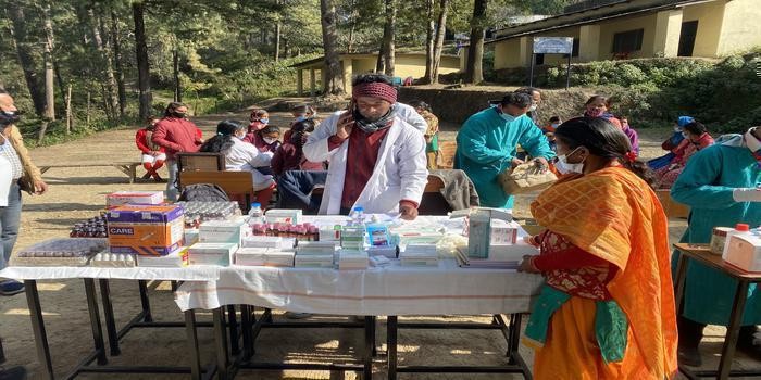 पत्रकार प्रशांत दीक्षित की याद में दूरस्थ गाँव पटवांडागर में लगा स्वास्थ्य शिविर body image