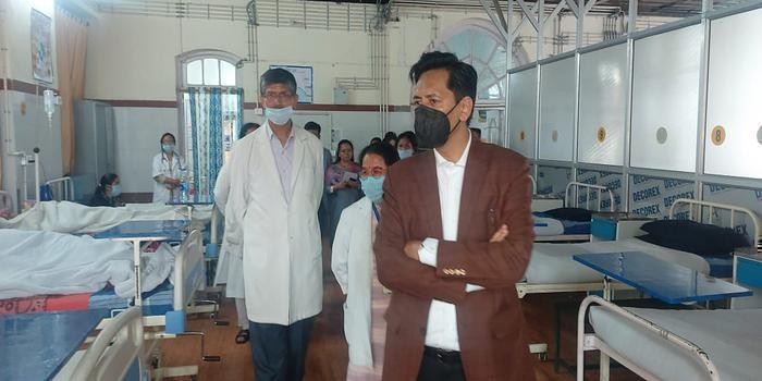 कुमाऊँ कमिश्नर  ने किया बलियानाला  का निरीक्षण , घरों  को सील और बिजली काटने के निर्देश body image