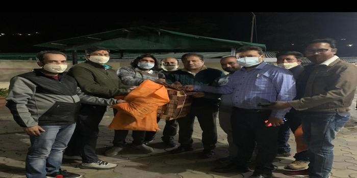 माँ नयना देवी व्यापार मंडल मल्लीताल ने किया पुनीत कार्य, 20 कोरोना संक्रमित बच्चों को पहुंचायी मदद body image