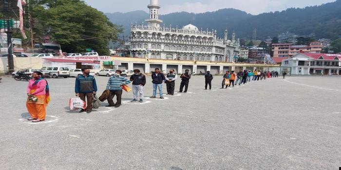 प्रशासन हुआ सख्त, लाइन में खड़े होकर ली सब्जियां body image