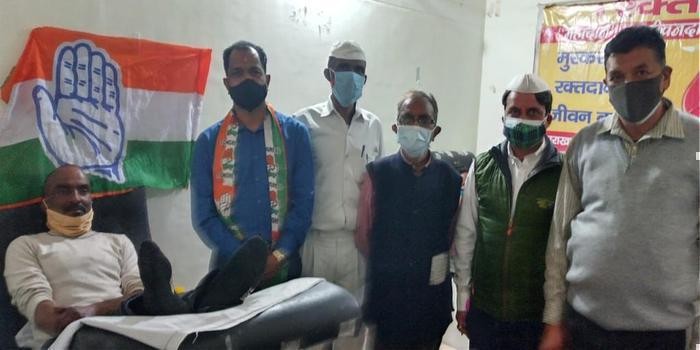 कांग्रेस कार्यकर्ताओं द्वारा बी. डी. पांडे अस्पताल नैनीताल में रक्तदान body image