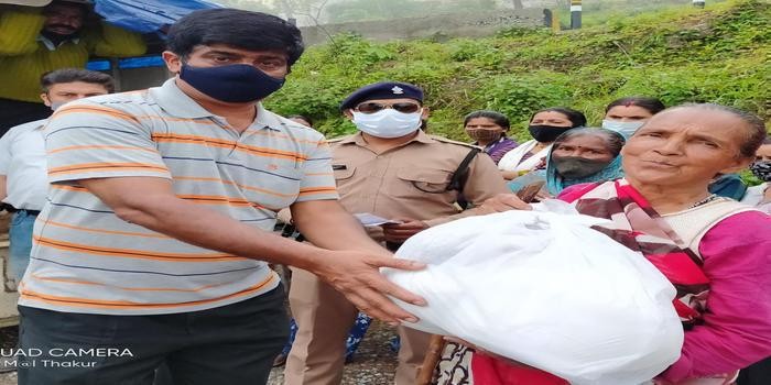 सेन्ट जोसेफ स्कूल नैनीताल के प्रधानाचार्य ने किया खाघ सामग्री का वितरण body image