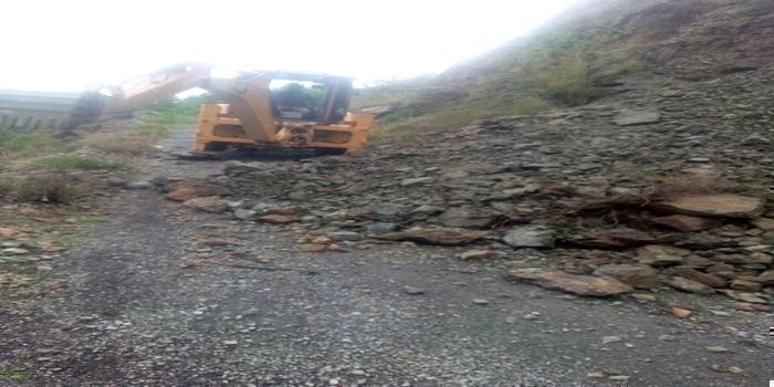 नैनीताल: चार्टन लॉज मल्लीताल में हुए भूस्खलन भाग को किया पॉलीथिन से कवर body image