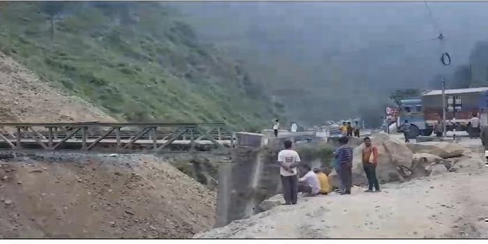 क्वारब पुल के उपर मलवा गिरने से अल्मोडा -भवाली मार्ग बंद body image