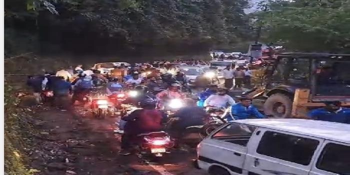 ज्योलिकोट में पेड़ गिरने से रास्ता हुआ जाम body image