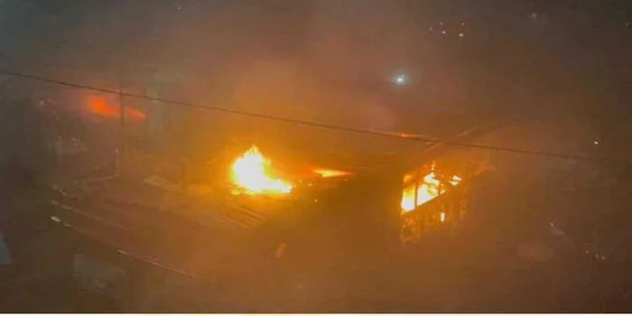 नैनीताल में भीषण अग्निकांड: धोबी घाट क्षेत्र में दो मंजिला मकान जलकर खाक, दमकल की देरी से आक्रोश