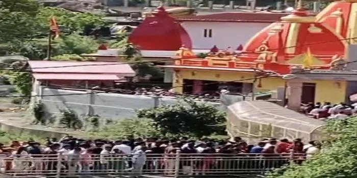 हनुमान जन्मोत्स पर कैंची धाम में श्रद्धालुओं का सैलाब, मंदिर खुलने से पहले लगी भक्तों की लंबी कतारें