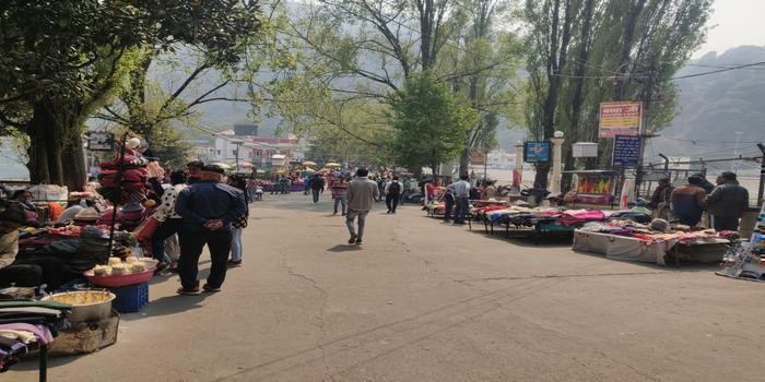 नैनीताल में पर्यटकों की भीड़, नौकायन के लिए टिकट खिड़कियों में लम्बी लाइन body image