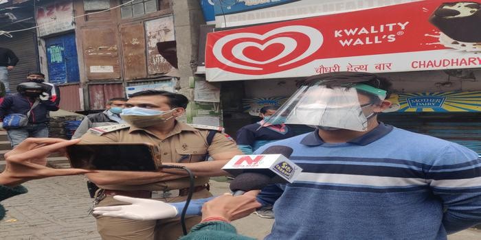 नैनीताल बाजारों में जबरदस्त भीड, दुकानदारों के काटे चालान body image