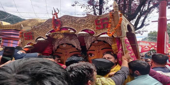 माँ को विदाई देने के लिए उमड़ा भक्तों का सैलाब body image