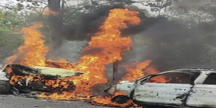 चोरगलिया में दो कारों की भीषण भिड़ंत, एक की मौत, छह घायल तेज रफ्तार बनी हादसे का कारण, कारों में लगी
