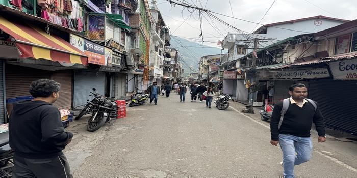 नैनीताल में नाबालिग से दुष्कर्म  से हड़कंप, पर्यटन पर भी पड़ा गहरा असर, पार्किंग खाली body image