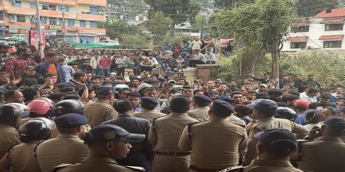 नैनीताल ; नाबालिग से दुष्कर्म के आरोपी को नगर पालिका ने थमाया अतिक्रमण हटाने का नोटिस, जनता में उबाल