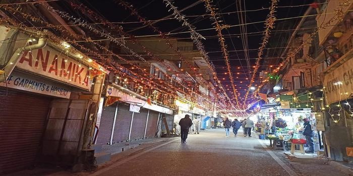 रामलला प्राण प्रतिष्ठा : मल्लीताल बाज़ार बिजली की मालाओं से सजा, मंदिरों में धार्मिक अनुष्ठान body image