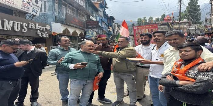 भारतीय सेना के सम्मान में नैनीताल में हुआ मिष्ठान वितरण कार्यक्रम, देशभक्ति के नारों से गूंजा बाजार