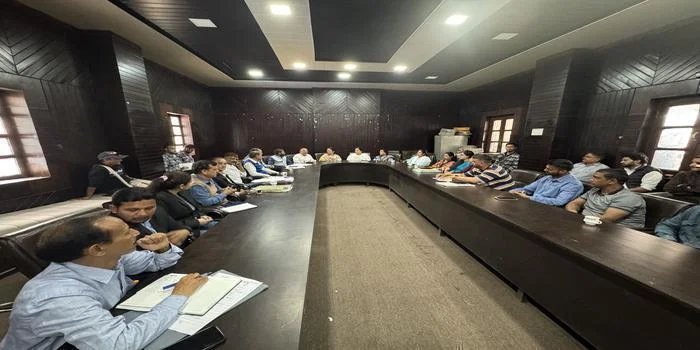 पालिका में कर्मचारियों की लापरवाही और टैक्स वसूली में अनियमितताओं पर हंगामा