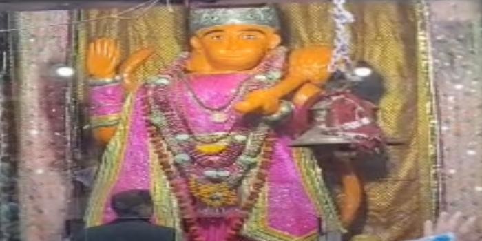 माँ नयना देवी मंदिर में हनुमान चालीसा पाठ में उमड़ा भक्तों का सैलाब body image