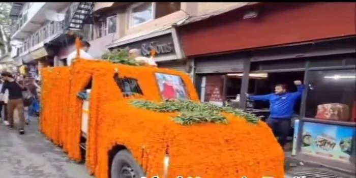 बैंड-बाजे और फूलों संग निकली शिक्षिका बीना पांडे की अंतिम यात्रा