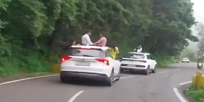 सनरूफ से स्टंट पर कार्रवाई, नैनीताल पुलिस ने वायरल वीडियो के आधार पर की चालानी कार्यवाही
