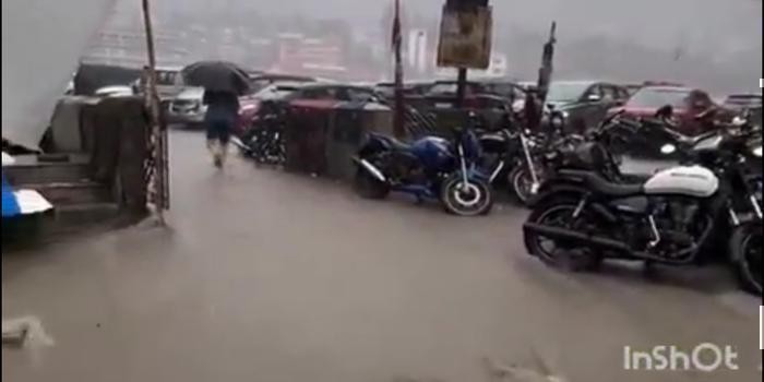 मूसलाधार बारिश से नैनीताल जलमग्न, बाजारों और सड़कों में भरा पानी, जनजीवन प्रभावित body image