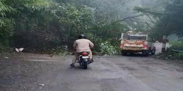 नैनीताल-कालाढूंगी मार्ग  बारापत्थर के पास भूस्खलन के कारण बंद, वाहनों की लगी लंबी कतार