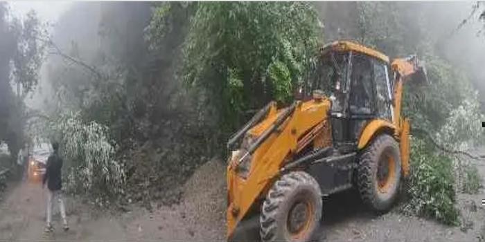 नैनीताल-कालाढूंगी मार्ग  बारापत्थर के पास भूस्खलन के कारण बंद, वाहनों की लगी लंबी कतार body image