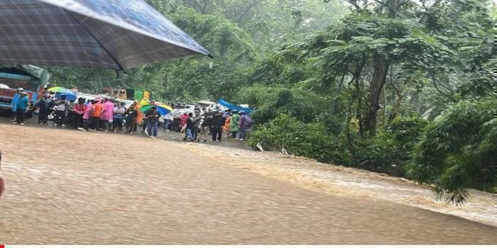 भुजीयाघाट में भारी बारिश का कहर: स्कूटी सवार दो युवक सैलाब में बहे, नैनीताल मार्ग बंद