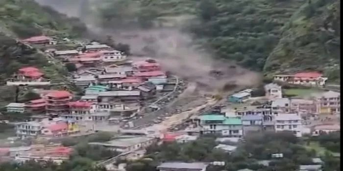 उत्तरकाशी के धराली गांव में बादल फटने से भारी तबाही