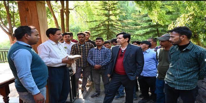 बजून में पेड़ और पहाड़ काटकर बन रहे रिसोर्ट का कमीश्नर द्वारा निरीक्षण,फ़ॉरेस्टर पर कार्यवाही को कहा body image