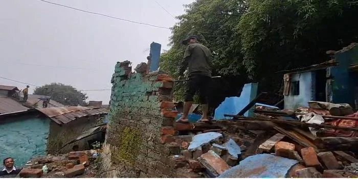 लकड़ीटाल क्षेत्र में अतिक्रमण हटाने की कार्रवाई, 22 परिवार प्रभावित –  पार्किंग का रास्ता साफ