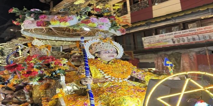 नैनीताल:भव्य पुष्प वर्षा के बीच राम बरात का ऐतिहासिक स्वागत, राम नाम से गूंजा बाज़ार