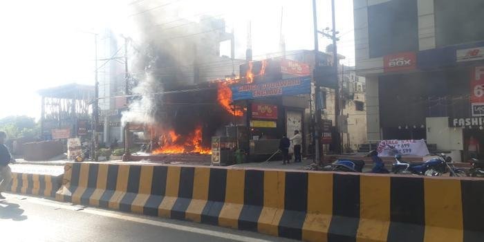 हल्द्वानी में केएफसी के पास दुकान में लगी आग