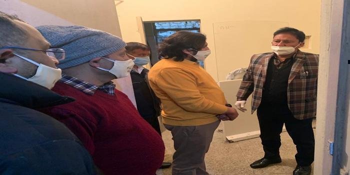 मां नयना देवी व्यापार मंडल के द्वारा हुआ बीडी पांडे अस्पताल में  फल वितरण