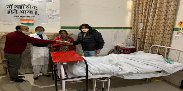 माँ नयना देवी व्यापार मंडल मल्लीताल नैनीताल के द्वारा सूप वितरण