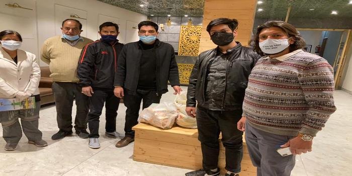 माँ नयना देवी व्यापार मंडल मल्लीताल ने किया पुनीत कार्य, 20 कोरोना संक्रमित बच्चों को पहुंचायी मदद