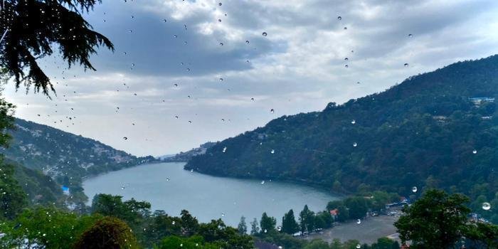 नैनीताल में लगातार बारिश, ठंड लोटी