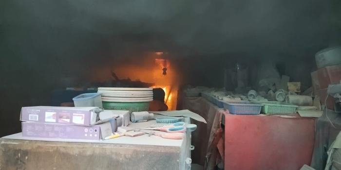 नैनीताल में बडा बाजार स्थित कास्मेटिक की दुकान में लगी भयंकर आग