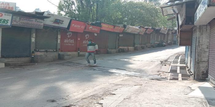 कोरोना कर्फ़्यू में बाजारों में सन्नाटा