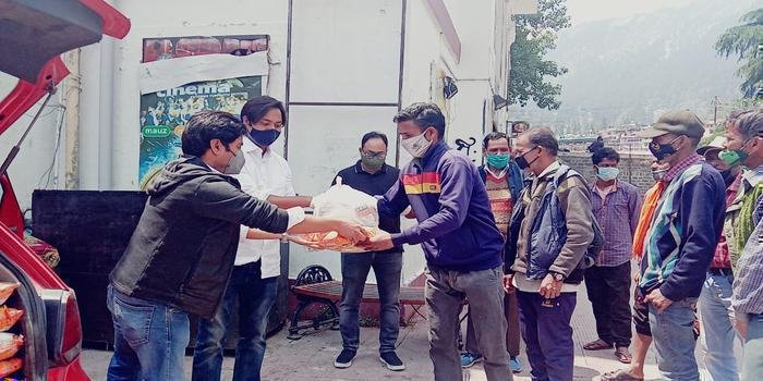 37 गरीब रिक्शा चालकों को खाद्य सामग्री का वितरण