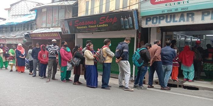 नैनीताल :दवा की दुकानों में लम्बी कतारें, कोरोना का डर छुमन्तर