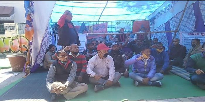 मनुमहारानी होटल के पूर्व कर्मचारियों का घरना समाप्त