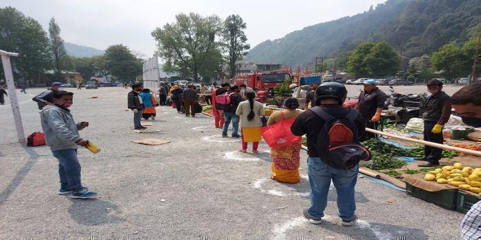 प्रशासन हुआ सख्त, लाइन में खड़े होकर ली सब्जियां