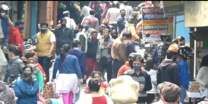 जमकर हुई खरीदारी, कोविड-19 के नियमों की की घज्जियां